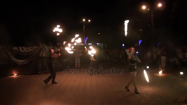 Úžasné fireshow mladá žena a muž na ulici. — Stock video