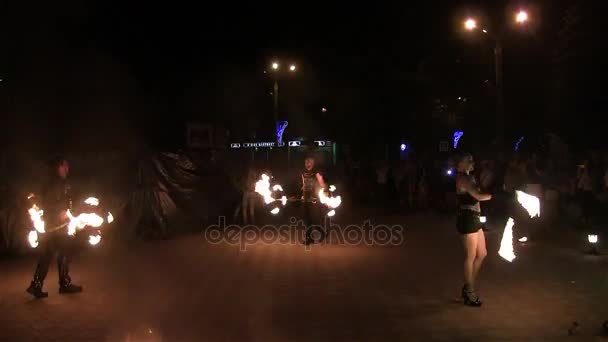 Úžasné fireshow mladá žena a muž na ulici. — Stock video