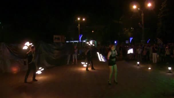 การแสดงไฟที่น่าทึ่งโดยหญิงสาวและชายบนถนน . — วีดีโอสต็อก