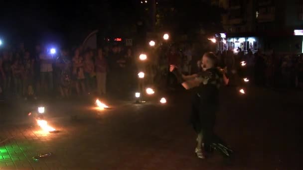 Geweldige vuurshow door jonge vrouw en man op een straat. — Stockvideo