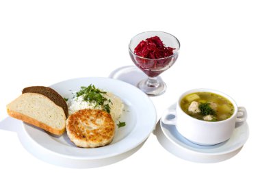 İş yemeği. Çorba, salata, göğsü ile pirinç ve ekmek izole