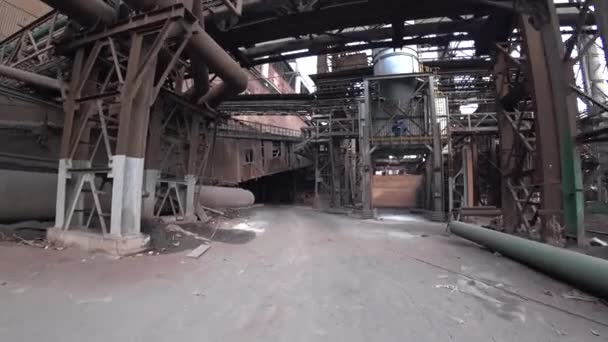 Oogpunt, wandelend door de oude vuile metallurgische fabriek /. 4 k Pov vooruit, actie camera shoot. — Stockvideo