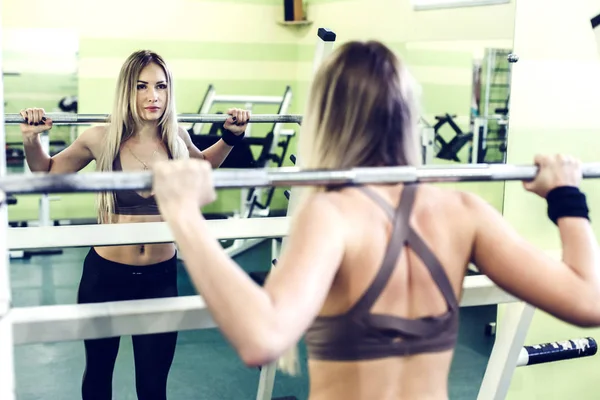 Jovem Loira Fazendo Exercícios Com Barbbell Gym Mulher Forte Estilo — Fotografia de Stock