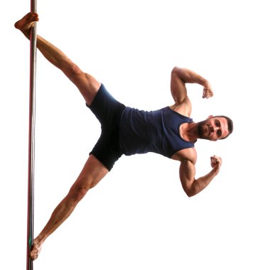 Genç atletik sarışın kız bir pilon üzerinde güç egzersizleri yapıyor. P