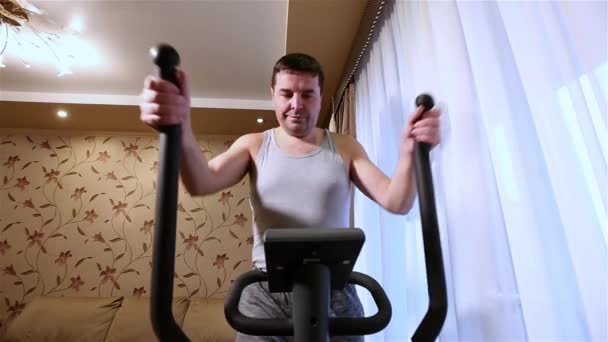 Felnőtt Kaukázusi Férfi Csinál Cardio Gyakorlatokat Otthon Egészséges Életmód Fogalma — Stock videók