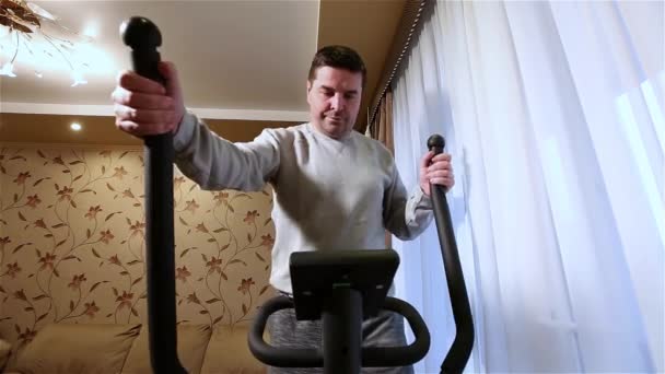 Homem Caucasiano Adulto Fazendo Exercícios Cardio Casa Conceito Estilo Vida — Vídeo de Stock