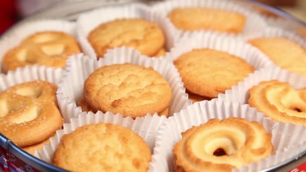 Boîte de filature avec délicieux biscuits au sucre gros plan . — Video