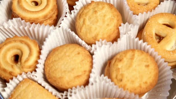 Caixa rotativa com deliciosos biscoitos de açúcar close-up . — Vídeo de Stock