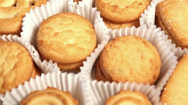 Caja giratoria con deliciosas galletas de azúcar de primer plano . — Vídeos de Stock