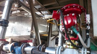 Endüstriyel Tesis hidrolik sisteminde büyük kırmızı Vana.