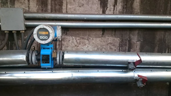 Boru hattında yüklü akış ölçer. Ben akış su ölçümü