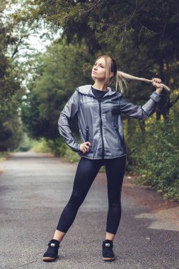 güzel genç sarışın kız Şehir Parkı üzerinde yürüyüş,