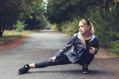 Bir CIT alýþtýrmalarda spor germe yapmak çekici genç kız