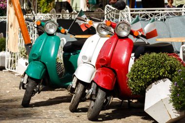 bir şehir stree üç vintage scooter İtalyan bayrağı renk Park
