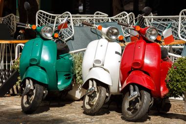 bir şehir stree üç vintage scooter İtalyan bayrağı renk Park