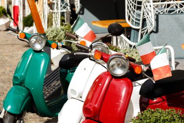 bir şehir stree üç vintage scooter İtalyan bayrağı renk Park