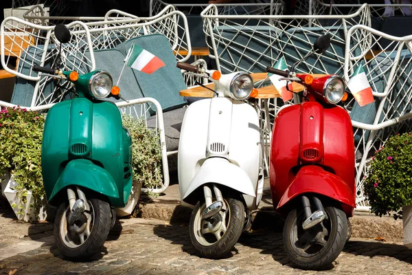 ビンテージ スクーター イタリア国旗の 3 色はブスっと市ストレスマネジメント — ストック写真