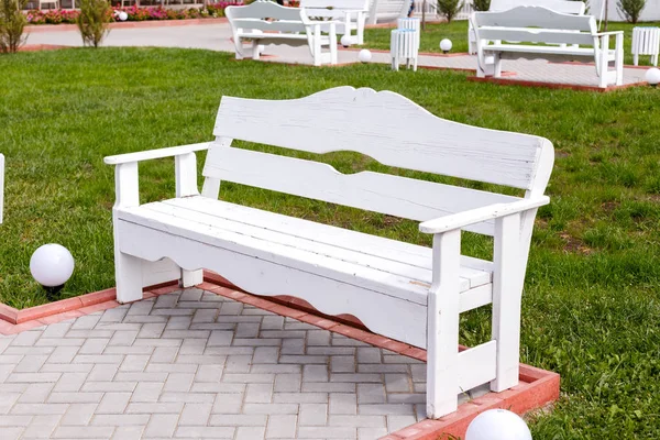 Białe drewniane pustych ławek w parku miejskim. — Zdjęcie stockowe