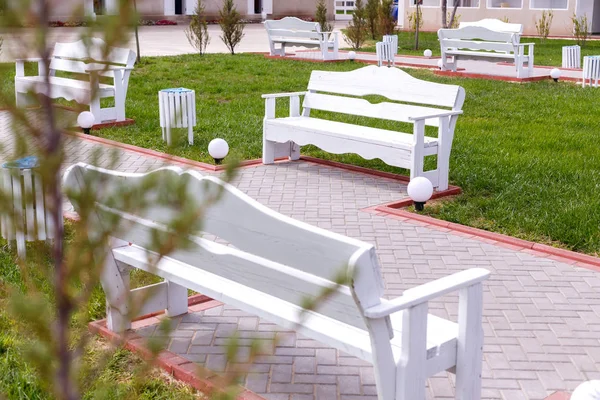 White wooden empty benches in the city park. — Stock Photo, Image