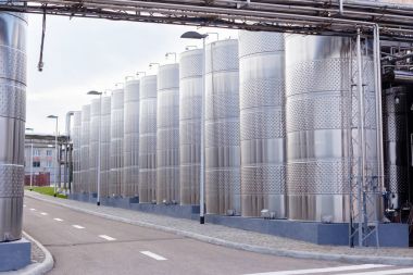 Şarap fabrikasının modern teknoloji endüstriyel ekipmanları.