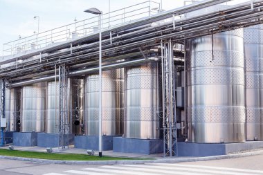 Şarap fabrikasının modern teknoloji endüstriyel ekipmanları.