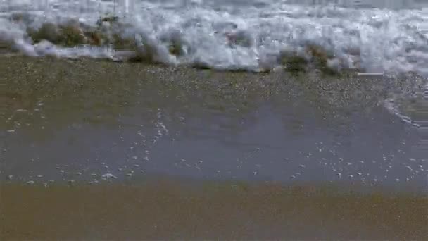 年轻女子正沿着狂风暴雨的海面靠岸散步 脚特写镜头 — 图库视频影像
