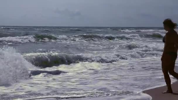 Silhueta Uma Jovem Mulher Entra Nas Ondas Tempestuosas Mar — Vídeo de Stock