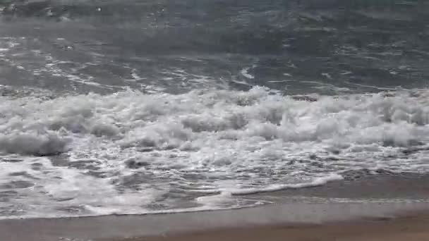 Onde del mare primo piano su una spiaggia di sabbia — Video Stock