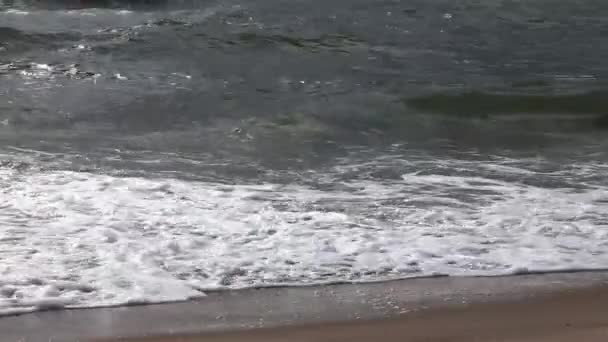 Морские волны крупным планом на песчаном пляже — стоковое видео