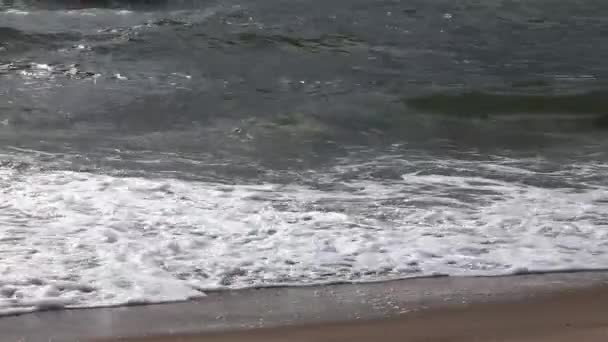 Onde del mare primo piano su una spiaggia di sabbia — Video Stock