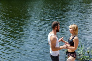 genç adam ve kadın Nehri yakınında parkta yürüyüş.