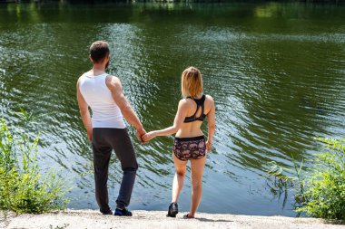 Genç çift Nehri yakınında parkta yürüyüş.