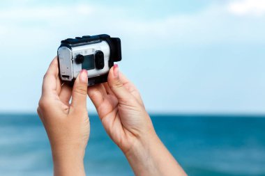 Erkek çekim video Sony eylem Cam X3000 bir deniz ile eller