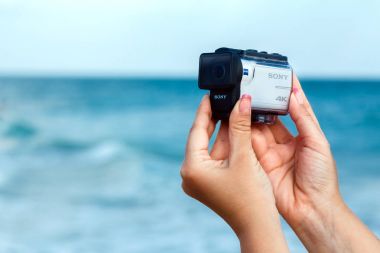  Erkek çekim video Sony eylem Cam X3000 bir deniz ile eller