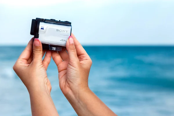 Ręka strzelanie wideo z kamery Sony Action Cam X3000 na przepięknego — Zdjęcie stockowe