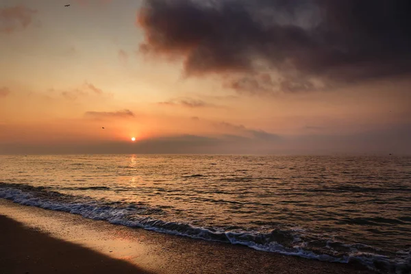 Pôr do sol sobre o mar. — Fotografia de Stock