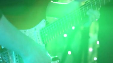 Adam gitaristi elektrik gitar çalmak