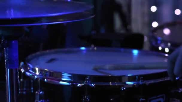 Hombre baterista tocando en una batería en un concierto . — Vídeo de stock