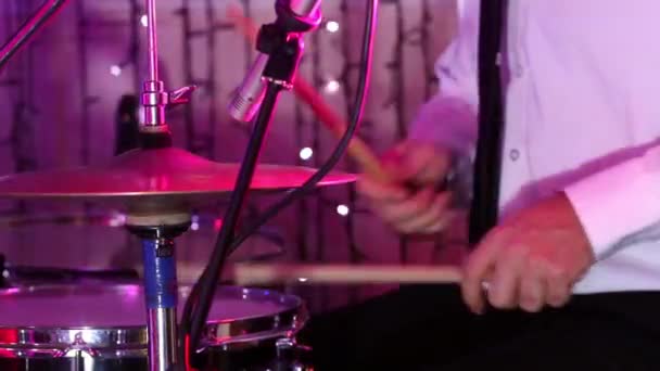 Man drummer spelen op een drumstel op een concert. — Stockvideo