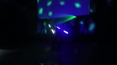 Los Angeles, Amerika Birleşik Devletleri - Şubat 2018:. Afrika adam bir performans floresan ışıkları ile bir gece kulübünde gösterir..