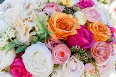 Yapay çiçek gül ve eust oluşan düğün süslemeleri