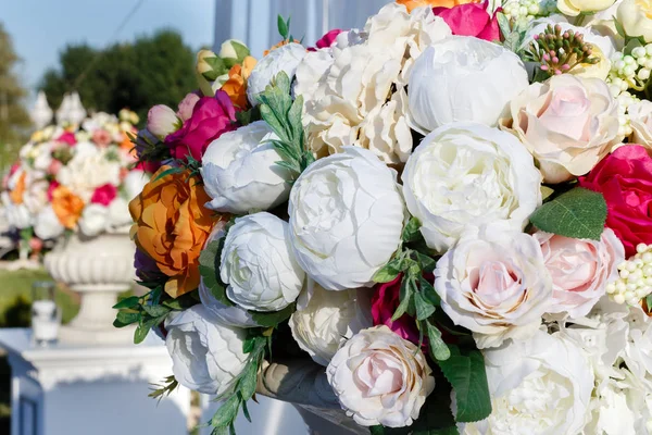 Decorações bouquets de casamento de flores artificiais rosas e whi — Fotografia de Stock