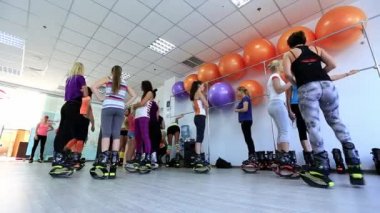 Kiev, Ukrayna - Mart 2018. Grup genç sportif beyaz kadını kangoo ile fitnes egzersizleri yapıyor bir spor ayakkabı atlar.