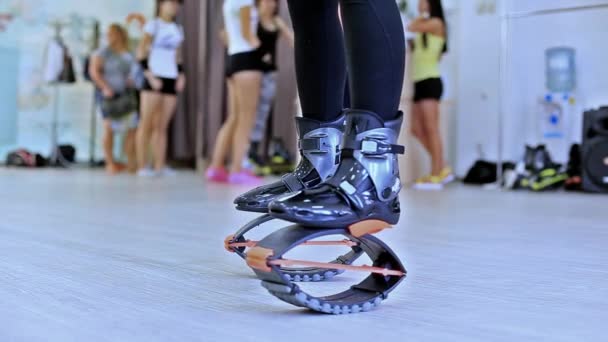 Csoport Fiatal Sportos Kaukázusi Nők Csinál Kangoo Fitness Gyakorlatok Ugrik — Stock videók