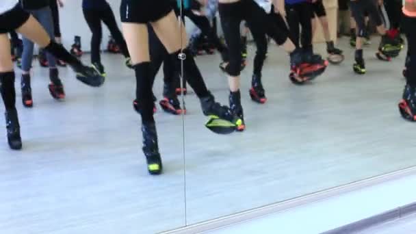 Gruppe Junger Sportlicher Kaukasischer Frauen Die Fitnessübungen Mit Kangoo Sprungschuhen — Stockvideo