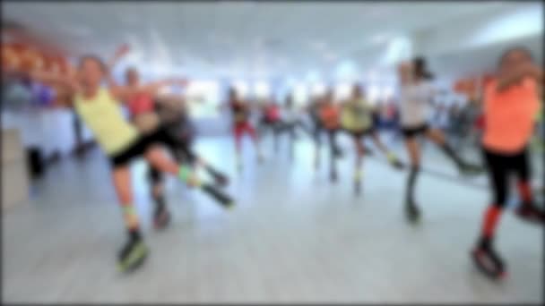 Grupo de jóvenes deportistas caucásicos haciendo ejercicios de fitnes con kangoo salta zapatos en un gimnasio . — Vídeos de Stock