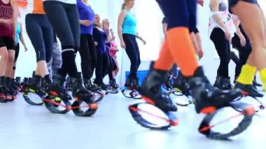 Kiev, Ukrayna - Mart 2018. Grup genç sportif beyaz kadını kangoo ile fitnes egzersizleri yapıyor bir spor ayakkabı atlar.