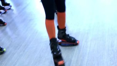 Grup genç sportif beyaz kadını kangoo ile fitnes egzersizleri yapıyor atlar.