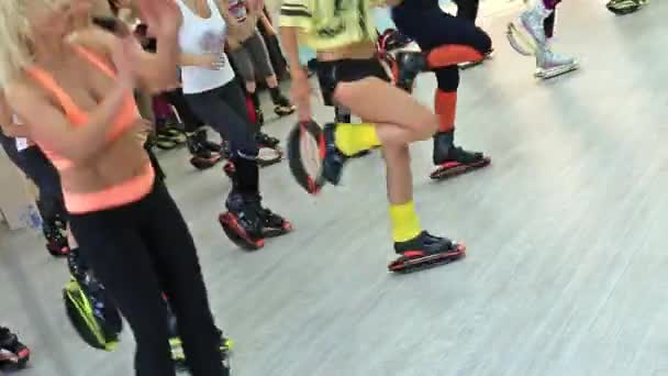 乌克兰 2018年3月 小组年轻运动的白种妇女做 Fitnes 演习与 Kangoo 跳鞋在健身房 — 图库视频影像