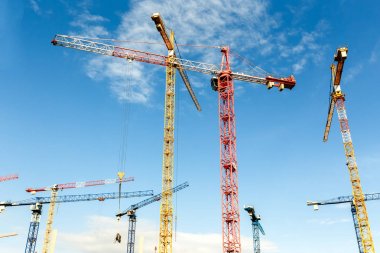 Yeni buildin inşaat çalışmalarına çok yüksek kule vinç